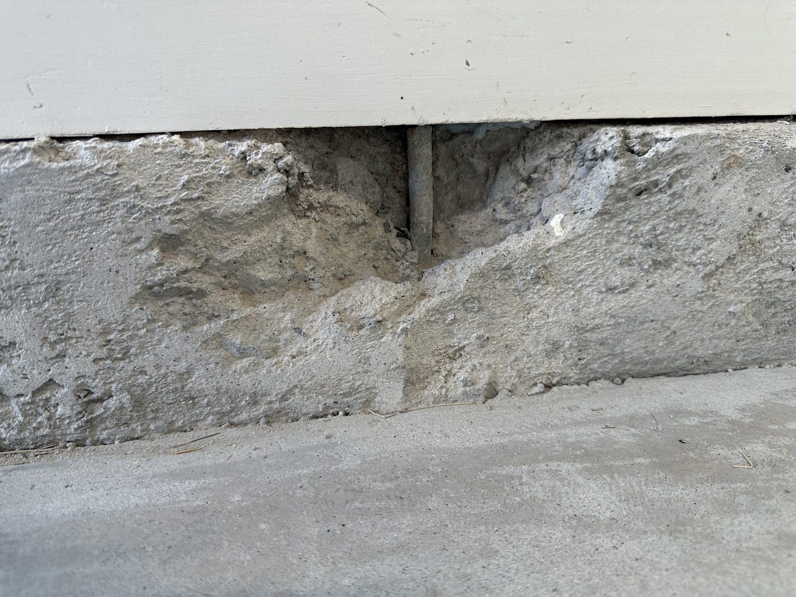 Spalling or crumbling edges